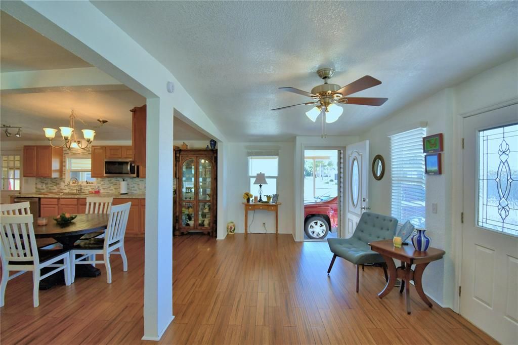 На продажу: $135,000 (2 спален, 2 ванн, 1056 Квадратных фут)