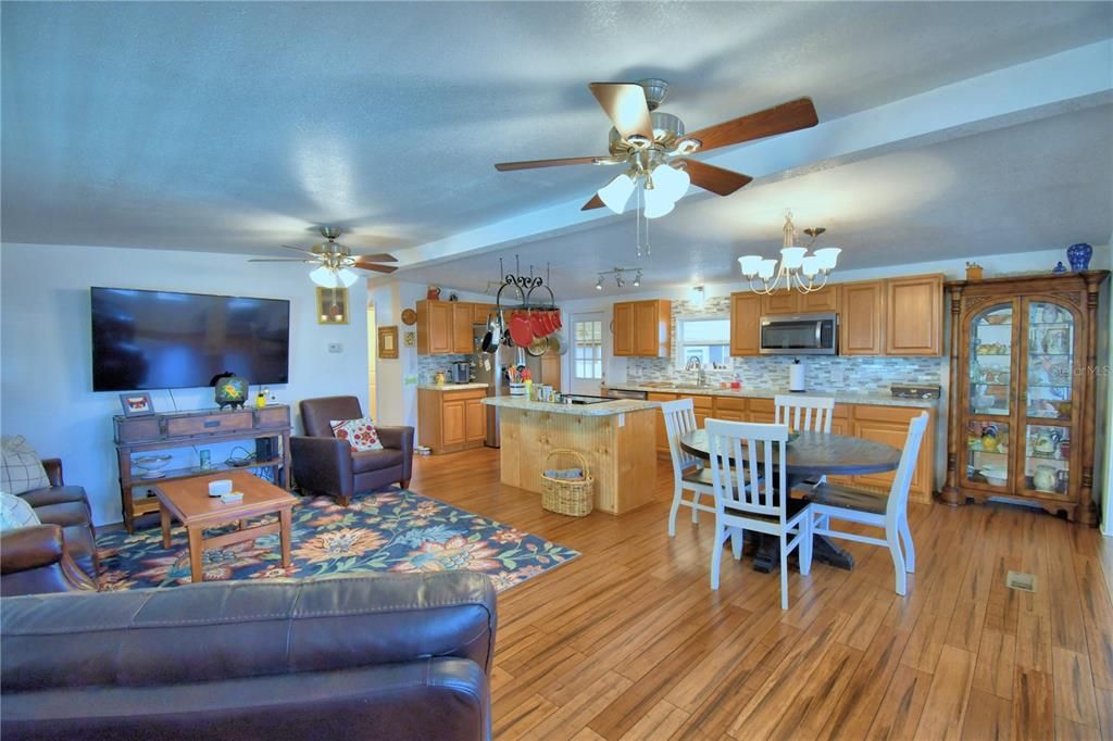 На продажу: $135,000 (2 спален, 2 ванн, 1056 Квадратных фут)