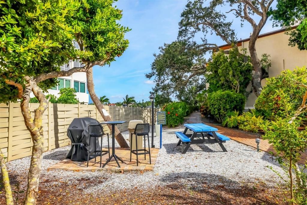 Activo con contrato: $575,000 (2 camas, 1 baños, 860 Pies cuadrados)