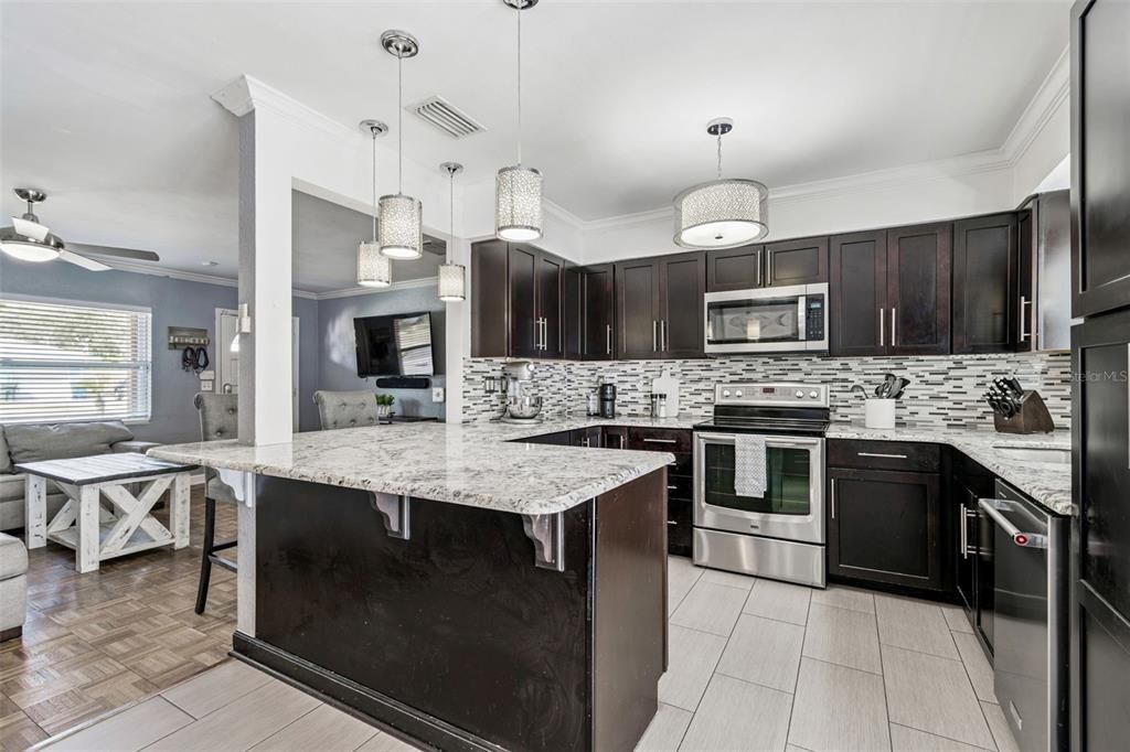 合同活跃: $359,000 (2 贝兹, 1 浴室, 1013 平方英尺)