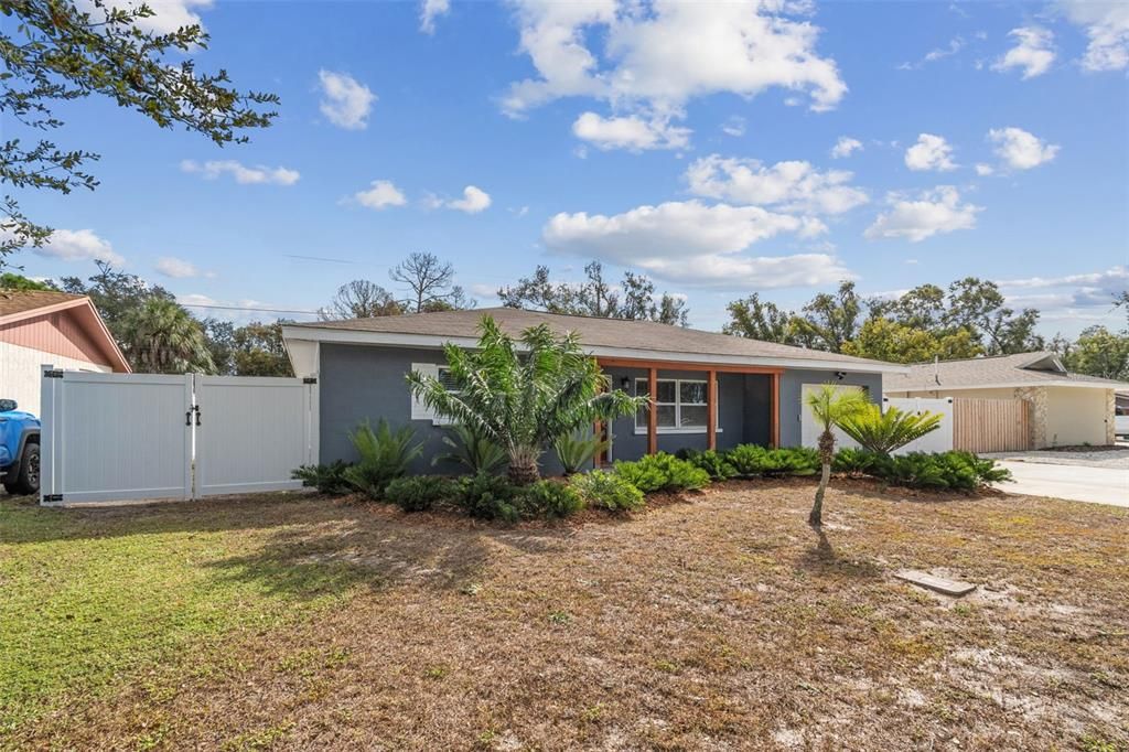 合同活跃: $359,000 (2 贝兹, 1 浴室, 1013 平方英尺)