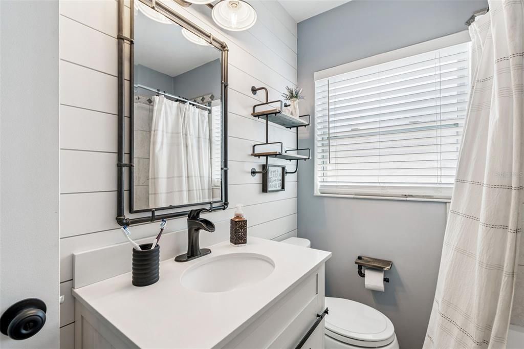 合同活跃: $359,000 (2 贝兹, 1 浴室, 1013 平方英尺)