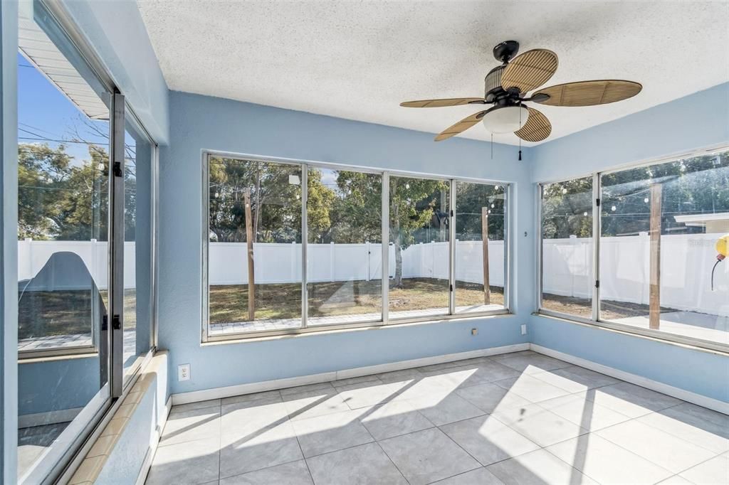 合同活跃: $359,000 (2 贝兹, 1 浴室, 1013 平方英尺)