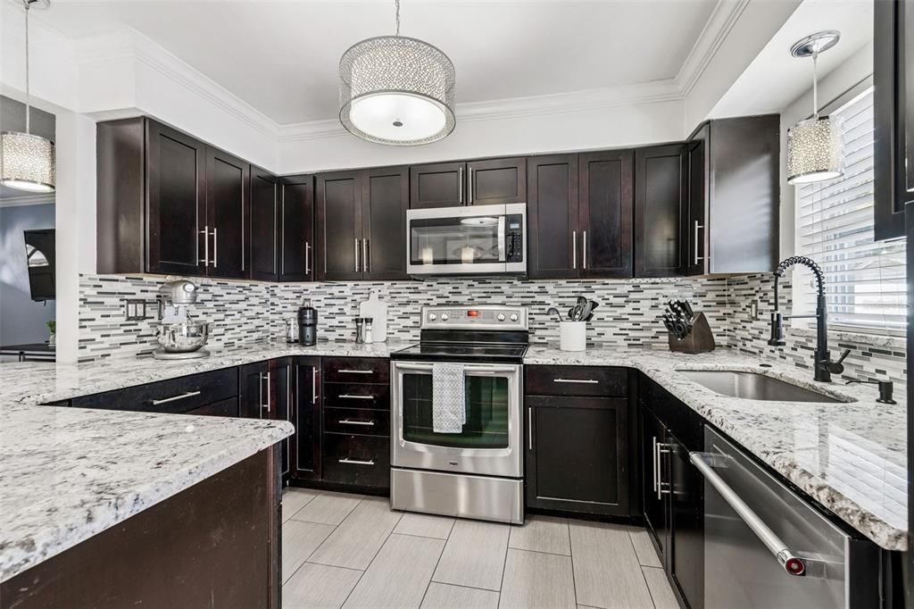 合同活跃: $359,000 (2 贝兹, 1 浴室, 1013 平方英尺)