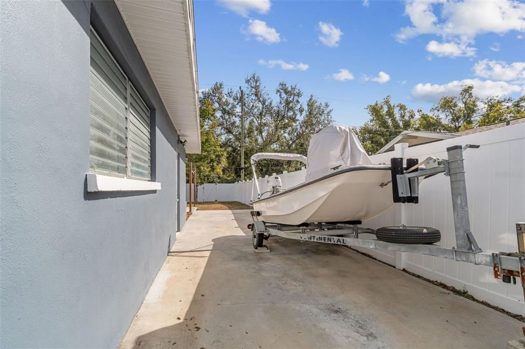 合同活跃: $359,000 (2 贝兹, 1 浴室, 1013 平方英尺)