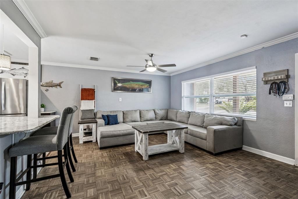 合同活跃: $359,000 (2 贝兹, 1 浴室, 1013 平方英尺)