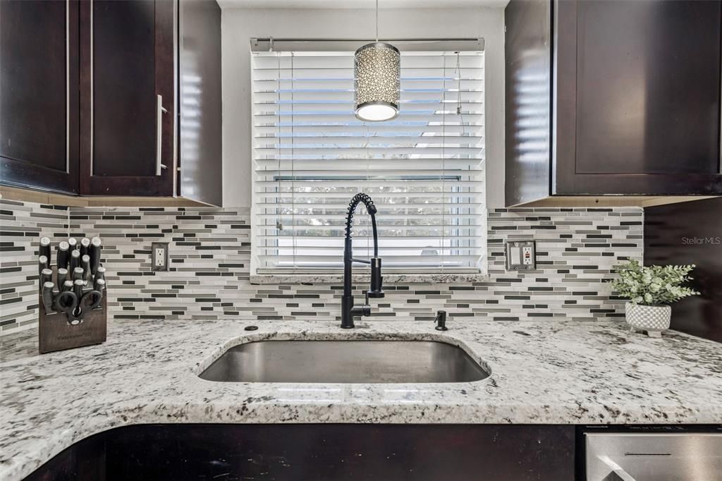 合同活跃: $359,000 (2 贝兹, 1 浴室, 1013 平方英尺)