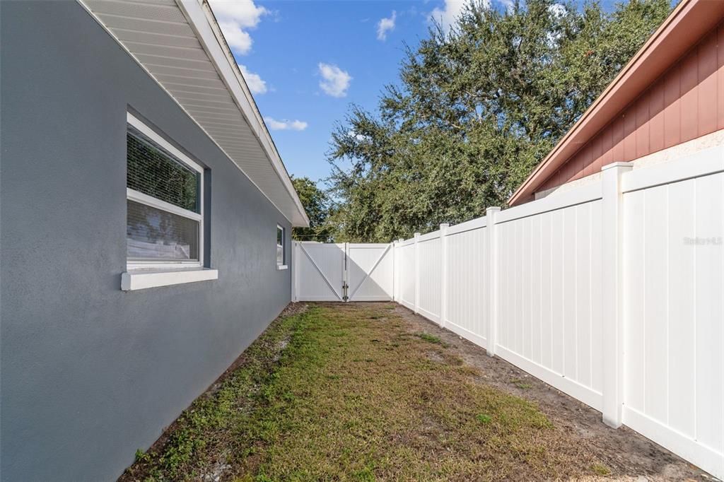 合同活跃: $359,000 (2 贝兹, 1 浴室, 1013 平方英尺)