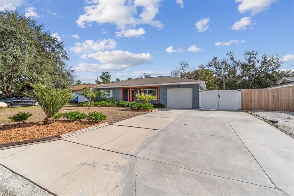 合同活跃: $359,000 (2 贝兹, 1 浴室, 1013 平方英尺)