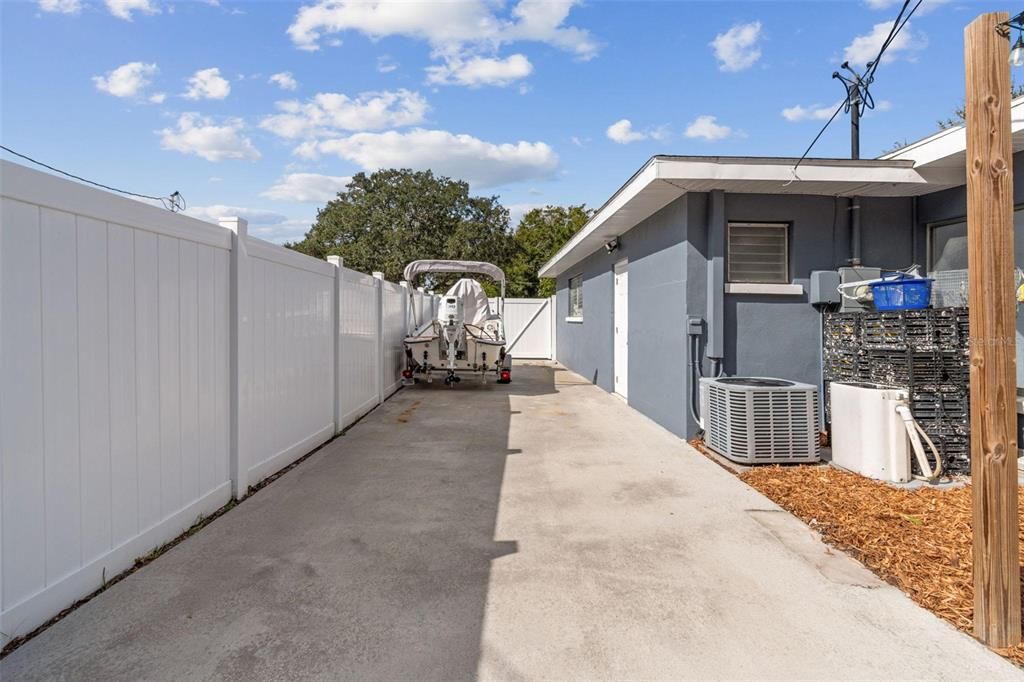 合同活跃: $359,000 (2 贝兹, 1 浴室, 1013 平方英尺)