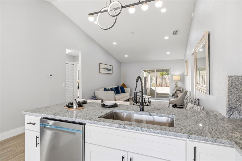 En Venta: $395,000 (4 camas, 2 baños, 1408 Pies cuadrados)