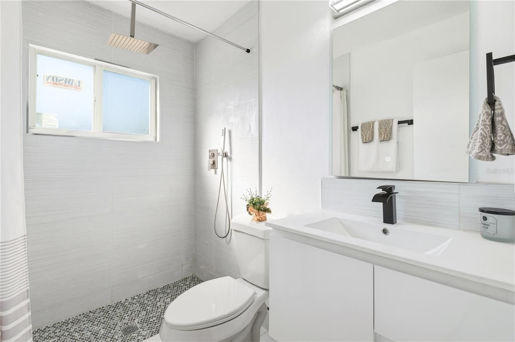 En Venta: $395,000 (4 camas, 2 baños, 1408 Pies cuadrados)