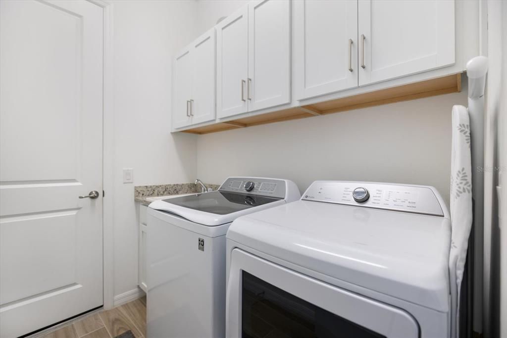 En Venta: $769,000 (3 camas, 3 baños, 2449 Pies cuadrados)