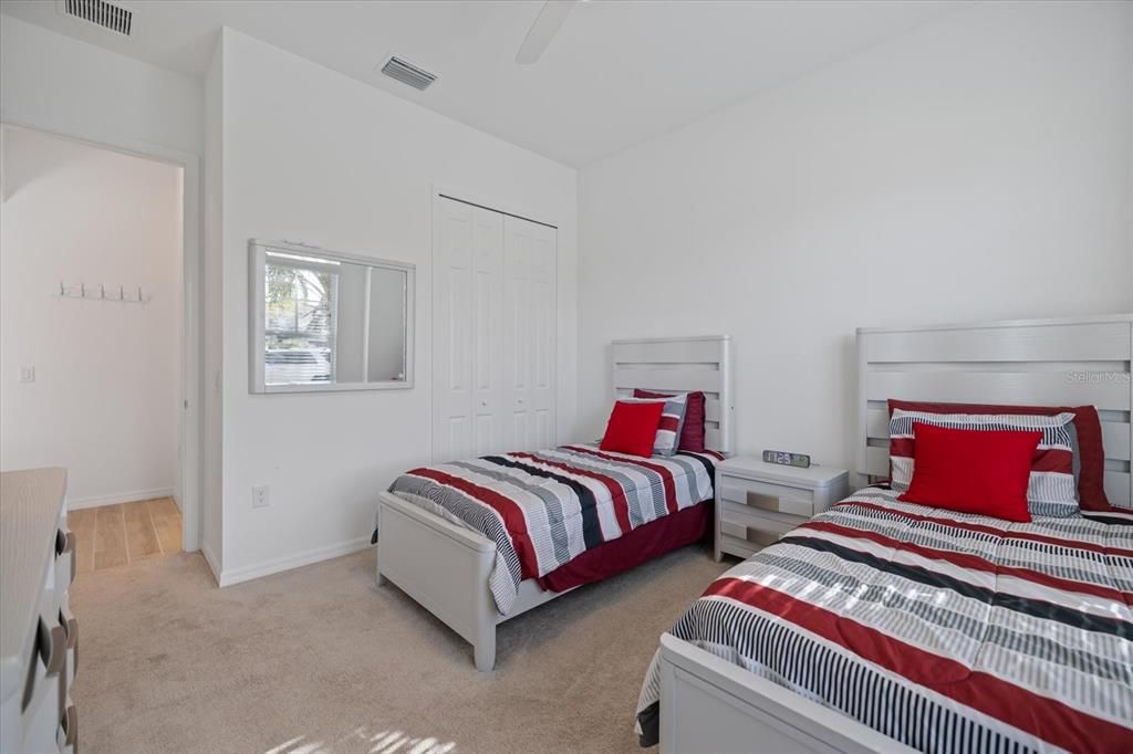 En Venta: $769,000 (3 camas, 3 baños, 2449 Pies cuadrados)