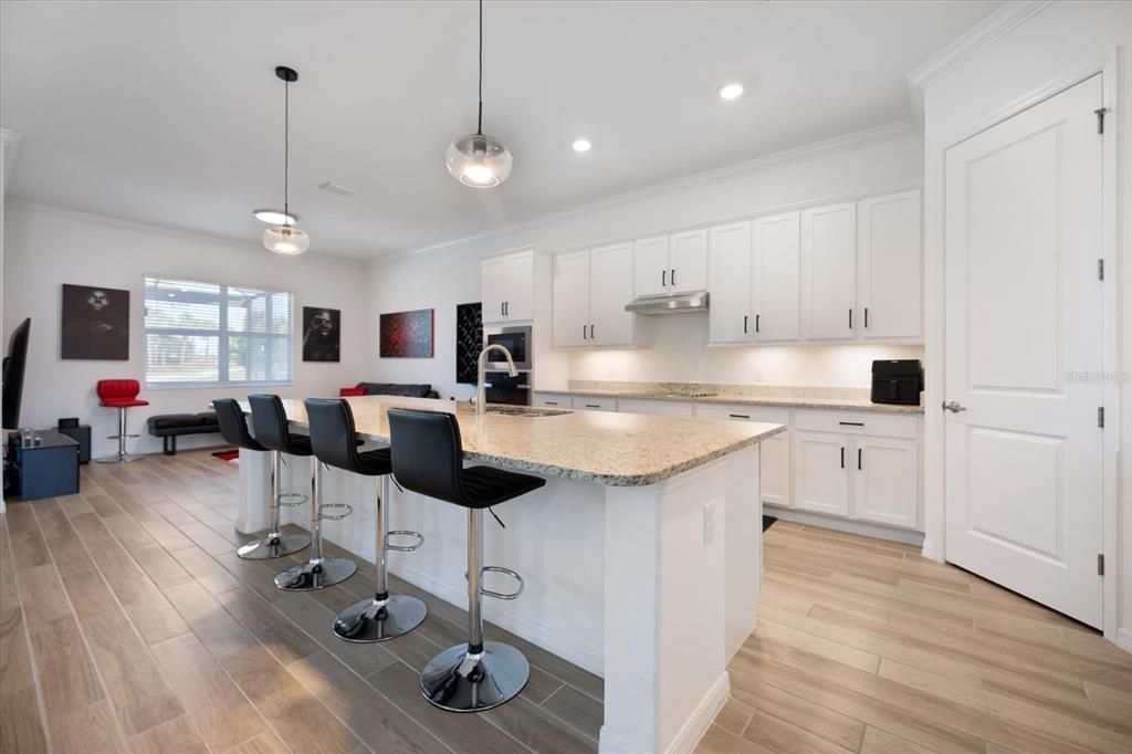 En Venta: $769,000 (3 camas, 3 baños, 2449 Pies cuadrados)