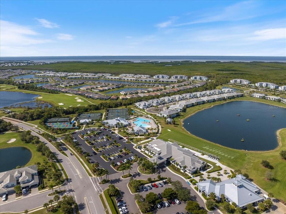 En Venta: $769,000 (3 camas, 3 baños, 2449 Pies cuadrados)