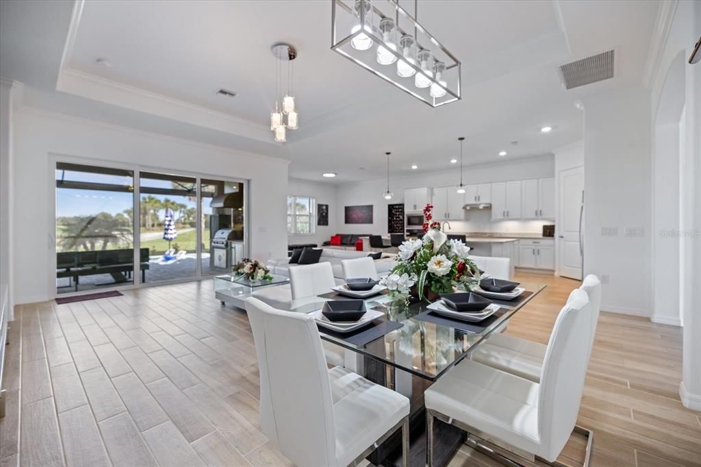 En Venta: $769,000 (3 camas, 3 baños, 2449 Pies cuadrados)