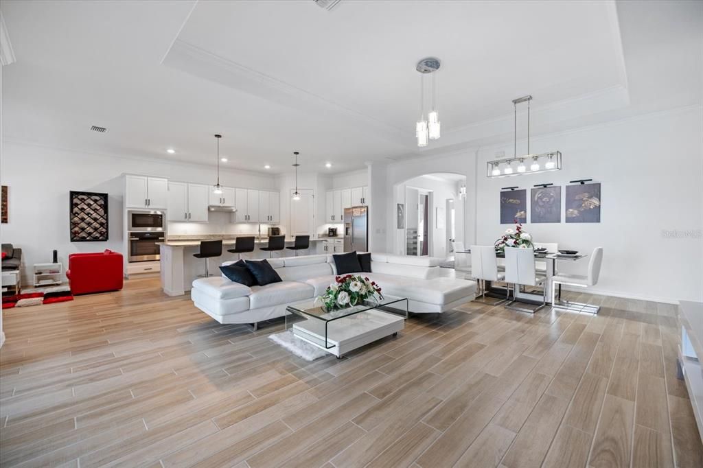 En Venta: $769,000 (3 camas, 3 baños, 2449 Pies cuadrados)