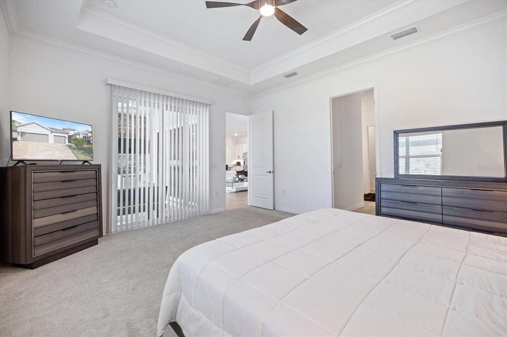 En Venta: $769,000 (3 camas, 3 baños, 2449 Pies cuadrados)