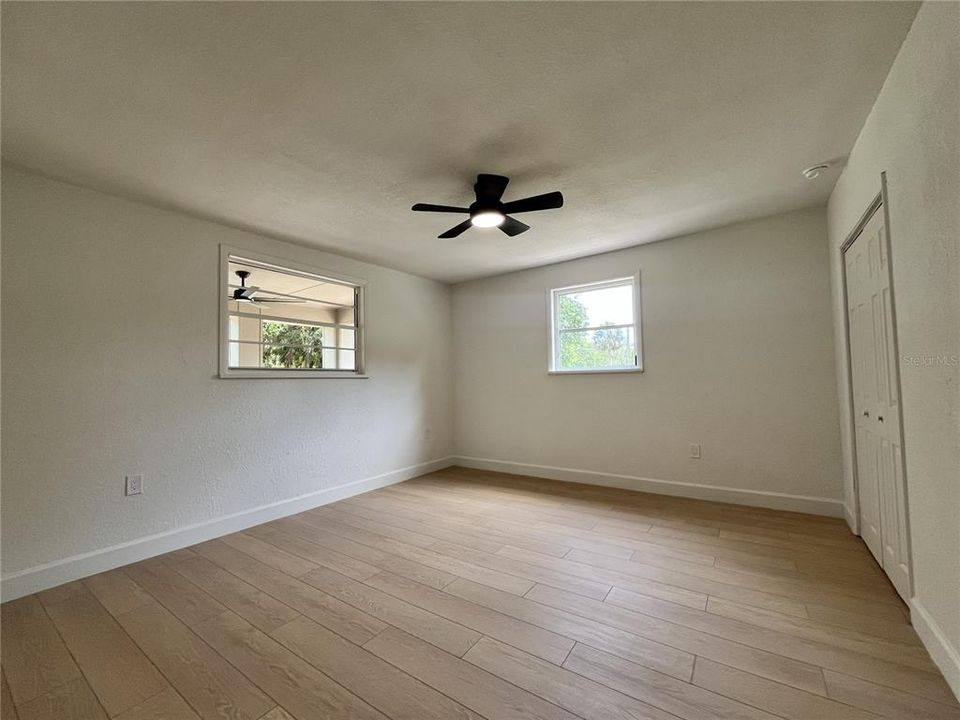 合同活跃: $299,000 (5 贝兹, 3 浴室, 1621 平方英尺)