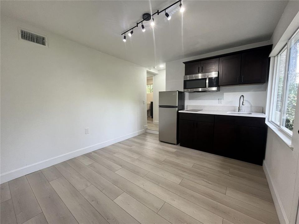 合同活跃: $299,000 (5 贝兹, 3 浴室, 1621 平方英尺)