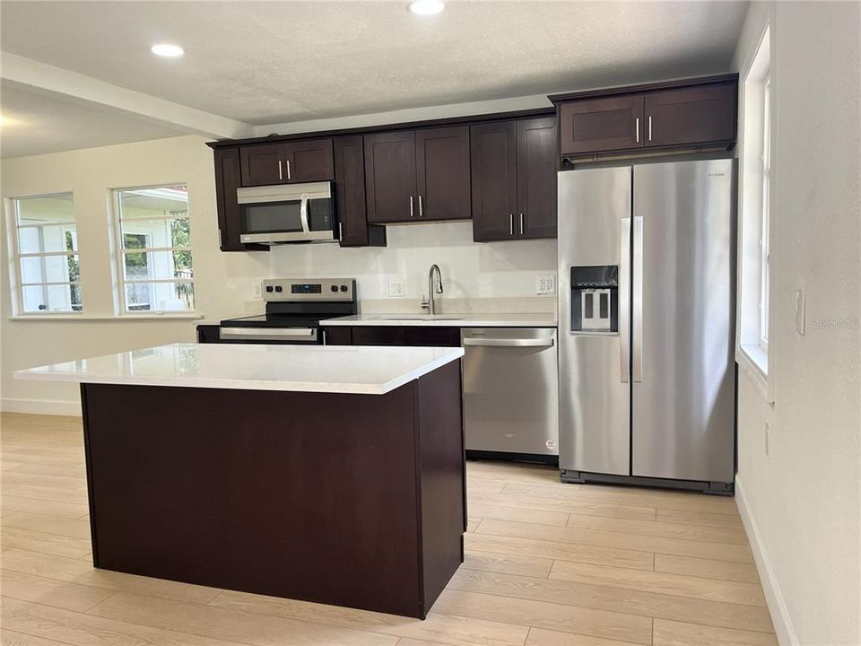 合同活跃: $299,000 (5 贝兹, 3 浴室, 1621 平方英尺)