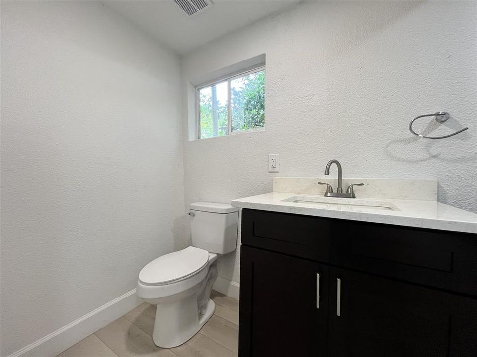 合同活跃: $299,000 (5 贝兹, 3 浴室, 1621 平方英尺)