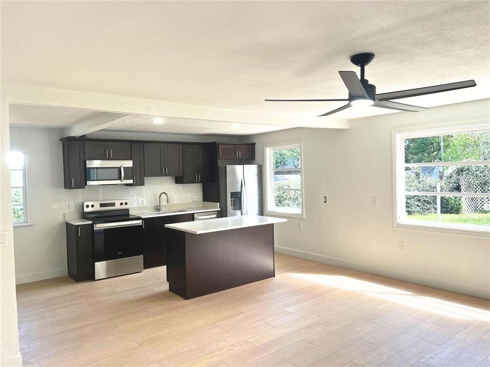 合同活跃: $299,000 (5 贝兹, 3 浴室, 1621 平方英尺)