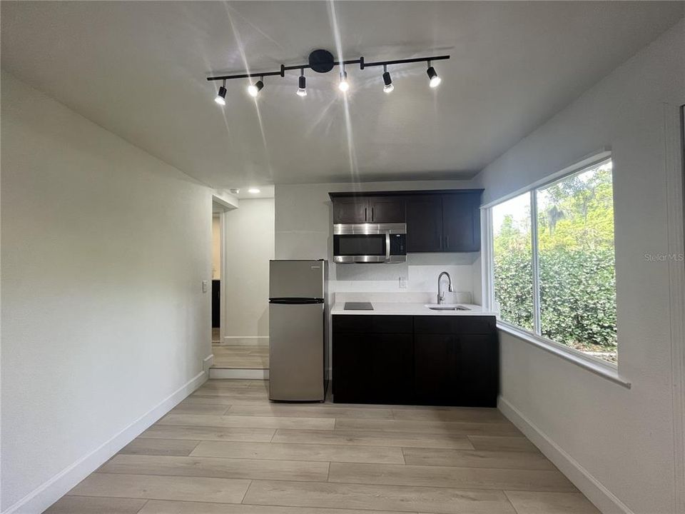 合同活跃: $299,000 (5 贝兹, 3 浴室, 1621 平方英尺)