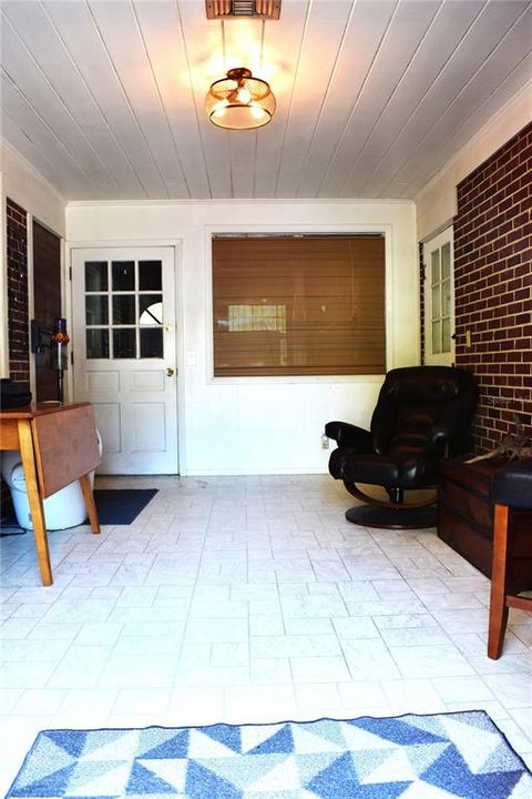 Active With Contract: $239,000 (2 beds, 1 baths, 1054 Square Feet)