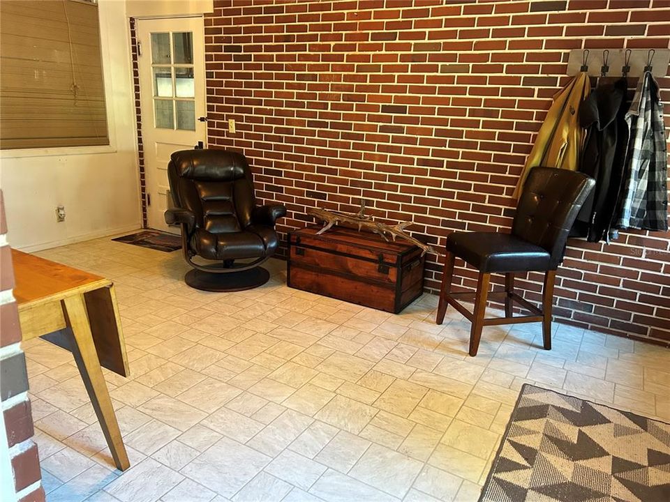 Active With Contract: $239,000 (2 beds, 1 baths, 1054 Square Feet)