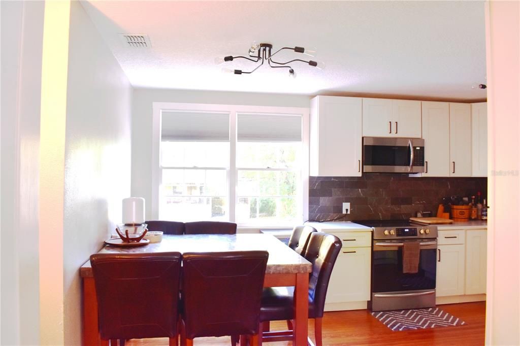 Active With Contract: $239,000 (2 beds, 1 baths, 1054 Square Feet)