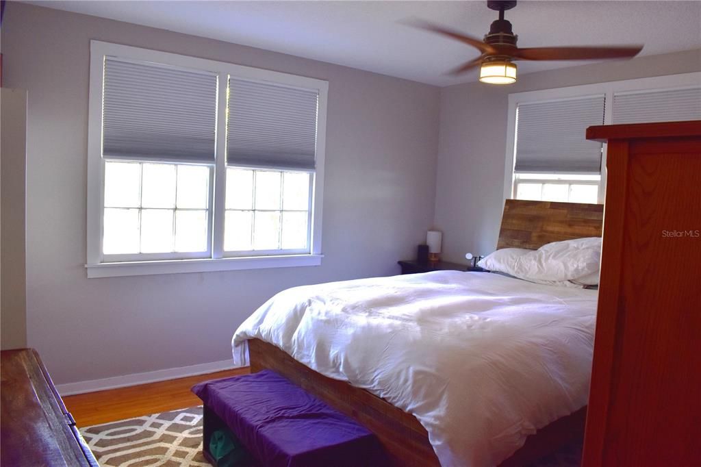 Active With Contract: $239,000 (2 beds, 1 baths, 1054 Square Feet)