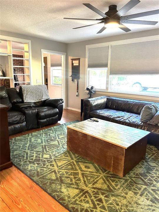 Active With Contract: $239,000 (2 beds, 1 baths, 1054 Square Feet)