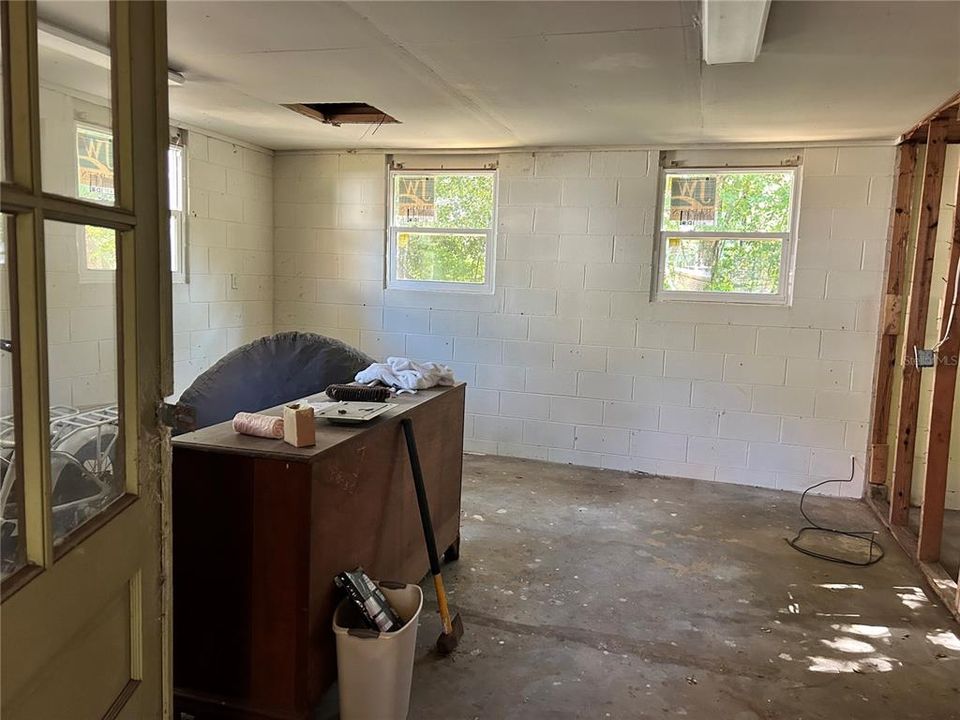 Active With Contract: $239,000 (2 beds, 1 baths, 1054 Square Feet)