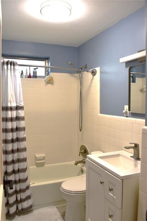 Active With Contract: $239,000 (2 beds, 1 baths, 1054 Square Feet)