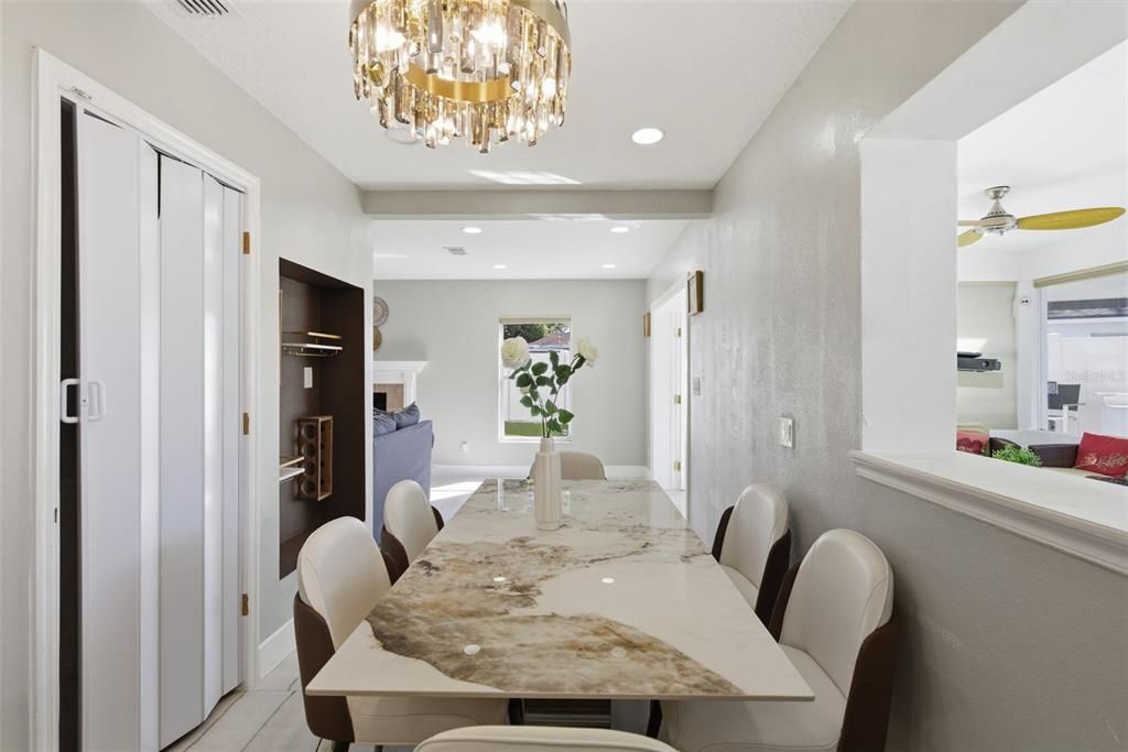 合同活跃: $560,000 (4 贝兹, 3 浴室, 2030 平方英尺)