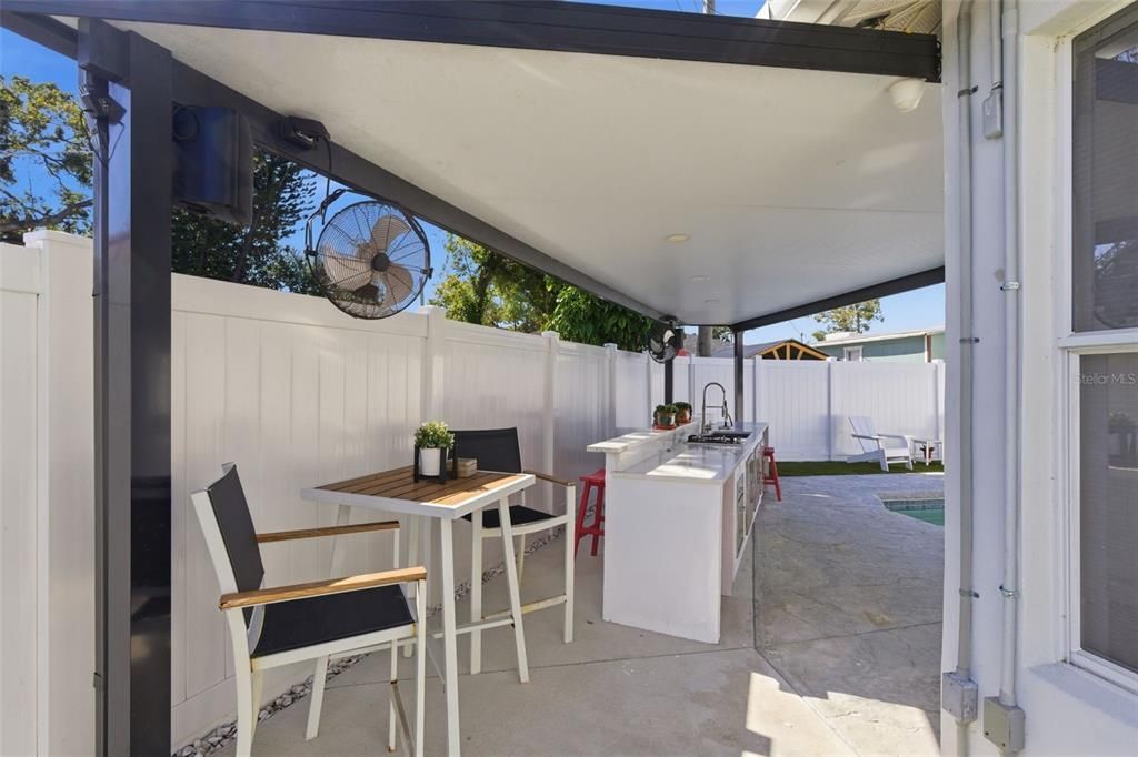 合同活跃: $560,000 (4 贝兹, 3 浴室, 2030 平方英尺)