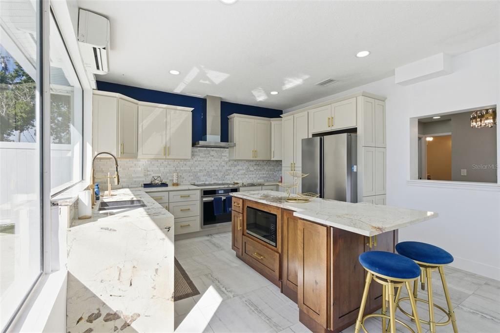 合同活跃: $560,000 (4 贝兹, 3 浴室, 2030 平方英尺)