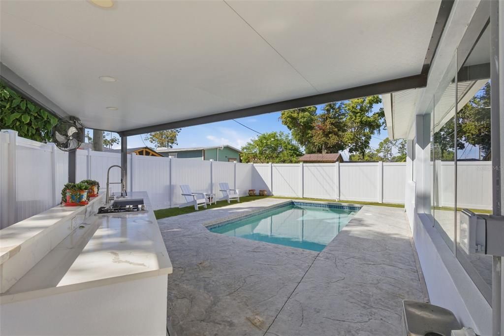 合同活跃: $560,000 (4 贝兹, 3 浴室, 2030 平方英尺)