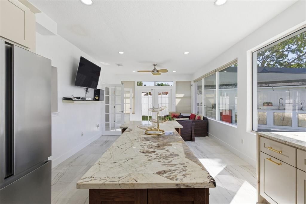 合同活跃: $560,000 (4 贝兹, 3 浴室, 2030 平方英尺)