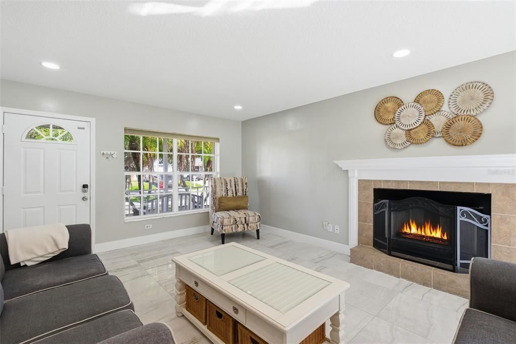 合同活跃: $560,000 (4 贝兹, 3 浴室, 2030 平方英尺)