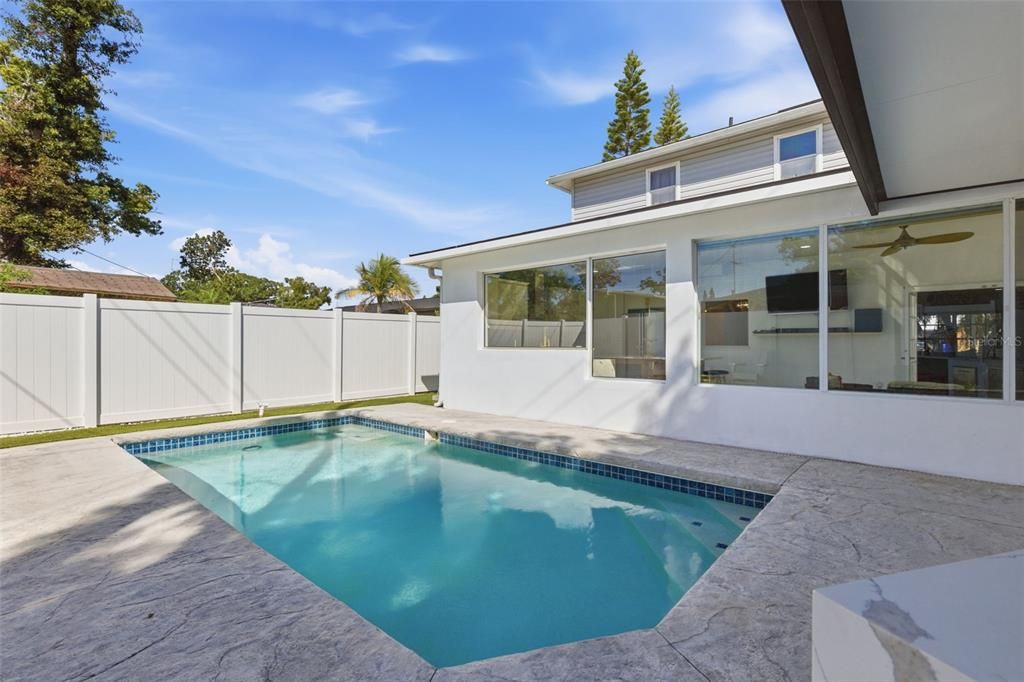 合同活跃: $560,000 (4 贝兹, 3 浴室, 2030 平方英尺)