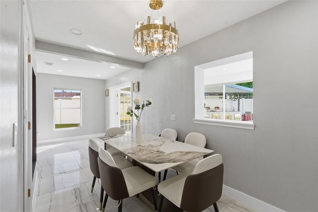 合同活跃: $560,000 (4 贝兹, 3 浴室, 2030 平方英尺)