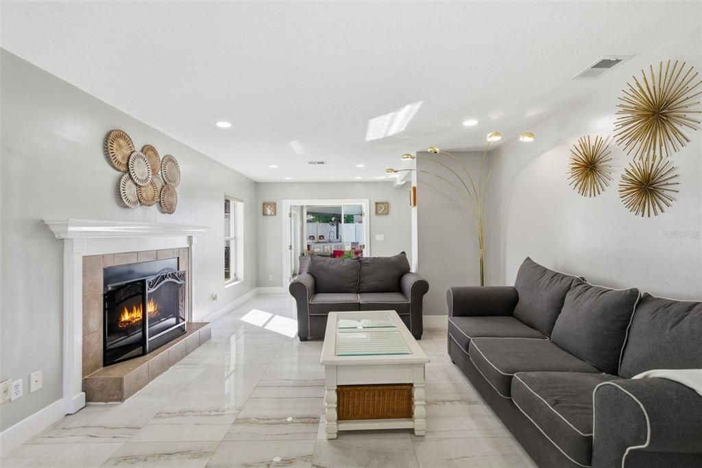 合同活跃: $560,000 (4 贝兹, 3 浴室, 2030 平方英尺)