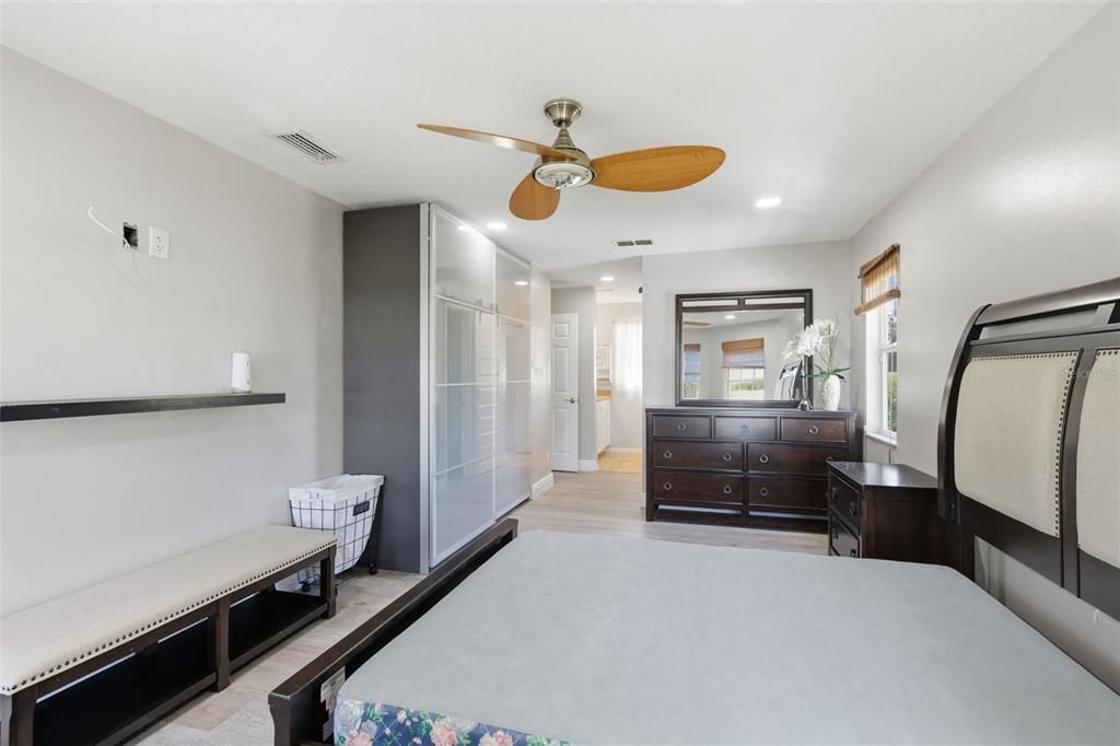 合同活跃: $560,000 (4 贝兹, 3 浴室, 2030 平方英尺)