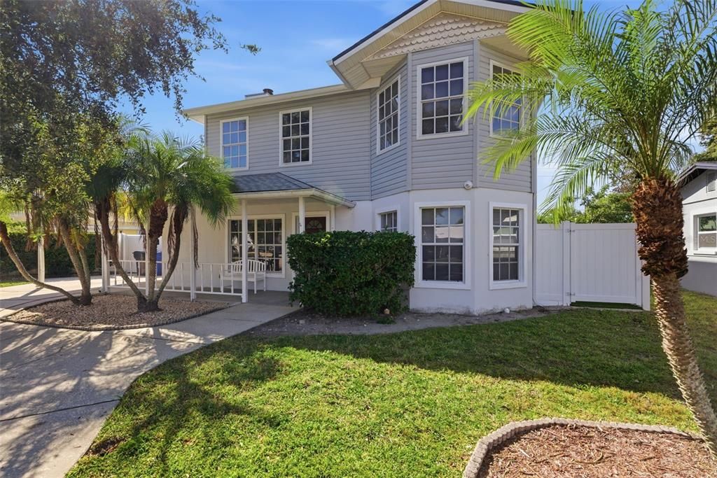 合同活跃: $560,000 (4 贝兹, 3 浴室, 2030 平方英尺)