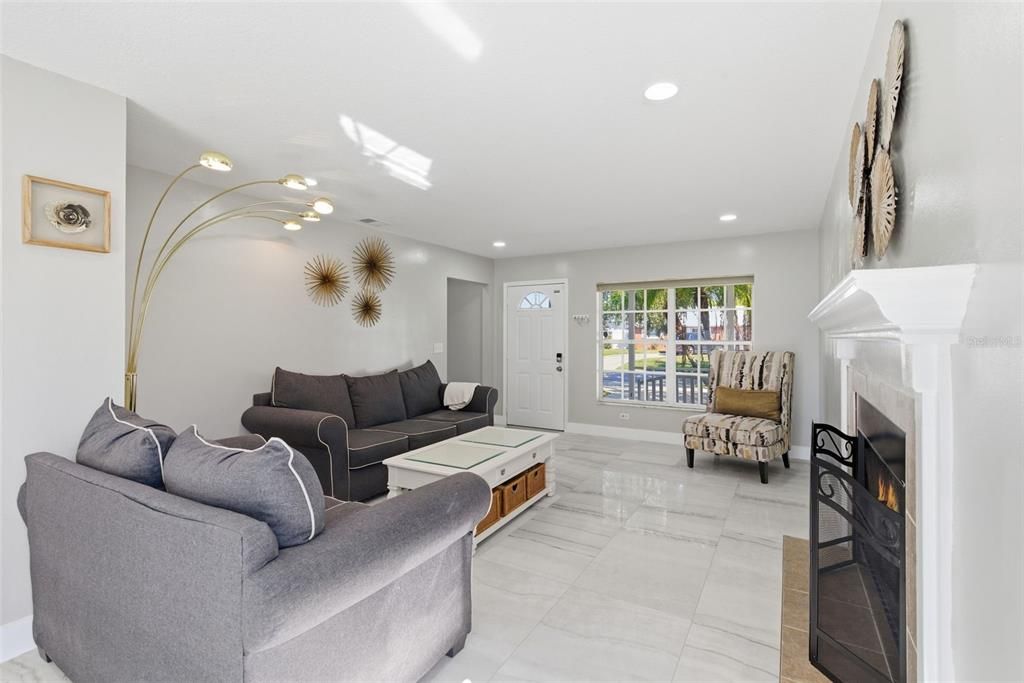 合同活跃: $560,000 (4 贝兹, 3 浴室, 2030 平方英尺)