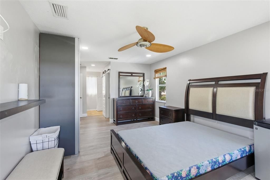 合同活跃: $560,000 (4 贝兹, 3 浴室, 2030 平方英尺)