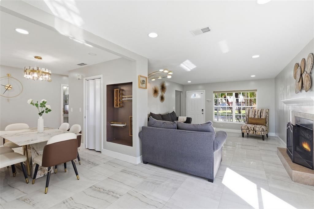 合同活跃: $560,000 (4 贝兹, 3 浴室, 2030 平方英尺)